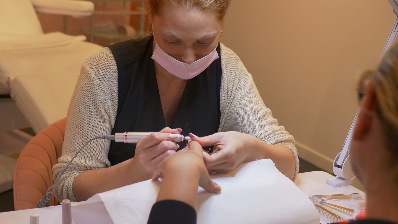 Melissa au travail dans l'institut IMANAILS — Franconville Val-d'Oise
